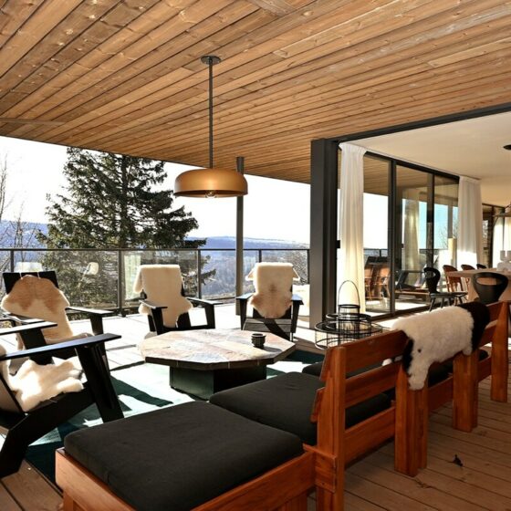 Terrasse couverte avec cheminée | Maison L'avancée, Location haut-de-gamme Massif du Sancy